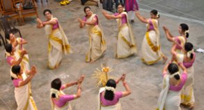 13/09/2016 – Thiruvananthapuram: Thiruvathira performance as part of the Onam celebrations in Thiruvananthapuram on Tuesday - Express Photo by Manu R Mavelil [ Thiruvananthapuram, Kerala, Onam, Thiruvathira]